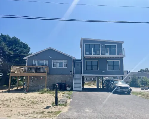 Cozy Costal Cottage ~ Prime Location ~ Just Seconds from Hills Beach! Hotels in Biddeford