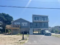 Cozy Costal Cottage ~ Prime Location ~ Just Seconds from Hills Beach!