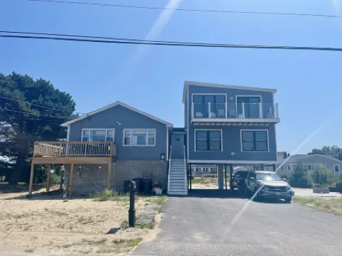 Cozy Costal Cottage ~ Prime Location ~ Just Seconds from Hills Beach!