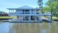 Boaters Dream Lake House 3/3.5 with 2 kitchens