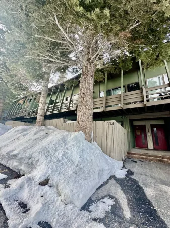 Tyrolean Chair 113, comfortable central townhome minutes from your adventure. Отели в г. Маммот-Лейкс