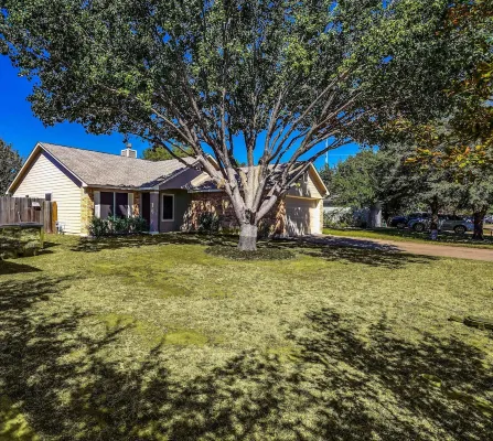 Hip, Spacious Hutto Home 4/2, 3 Mins to Kalahari, Hutto Co-Op, and Dell Diamond Hotels in Hutto