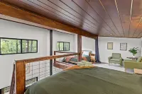 Cliffside Treehouse - Modern Treehouse Escape with Hot Tub