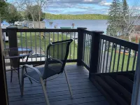 Beautiful Upper Suite on Nelson Lake with Balcony & Lakeviews! Hotels in Lenroot