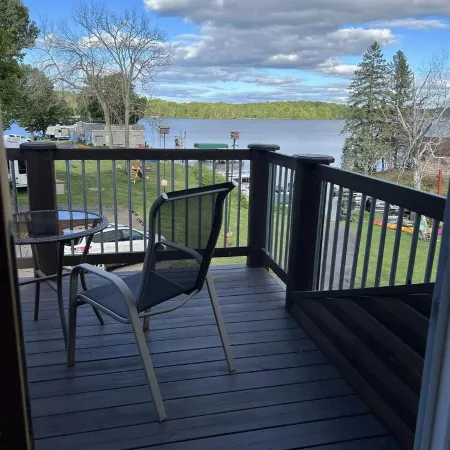 Beautiful Upper Suite on Nelson Lake with Balcony & Lakeviews!