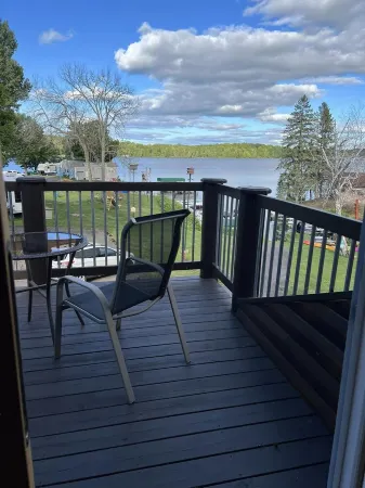 Beautiful Upper Suite on Nelson Lake with Balcony & Lakeviews! Отели в г. Ленрут