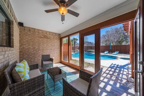 One Story House, King Beds, TV in all bedrooms, Desks, Grill and Pool.