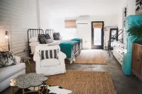 Heart of the SSI studio cottage, fresh design, WALK to shops/dinner/lighthouse