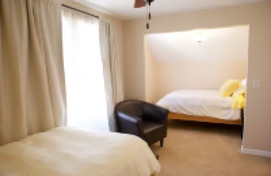 Jefferson Garden Cottage Central Salem. We'd Love to Host Your Family & Friends.