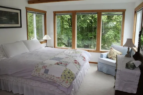 Beautiful Riverfront Getaway in the Cascade Mountains - Hytter