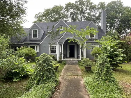 The Fig Tree Garden House.Casual elegance in a park like setting