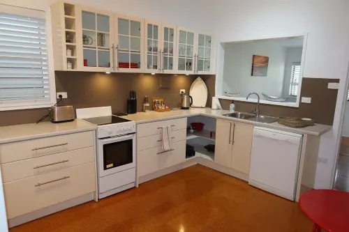 Ducks Bungalow- Lake Macquarie Hotels in Caves Beach