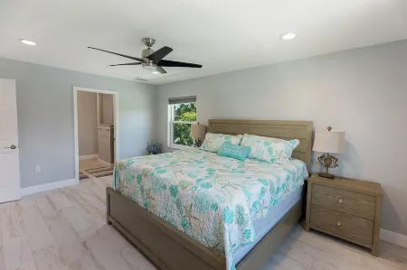 Beautiful New Home on Weeki Wachee River with boat dock Отели в г. Уэки-Уочи-Гарденс