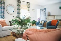 Perfect SSI Village location, Beautifully designed, WALK to dinner/shopping/park