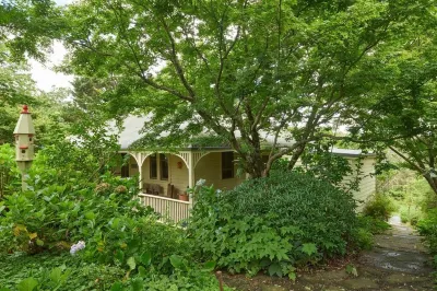 Beautiful Architecturally Designed Cottage in Blue Mountains w/ Valley Views
