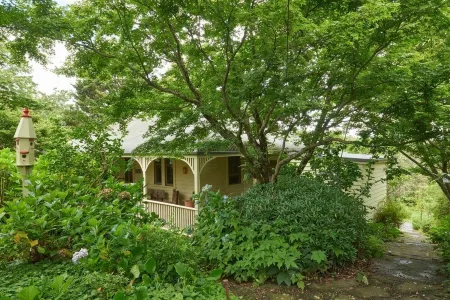 Beautiful Architecturally Designed Cottage in Blue Mountains w/ Valley Views