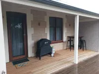 Lux Modern Minimalist Getaway, King, Open Fire, River Access/Views in Township.