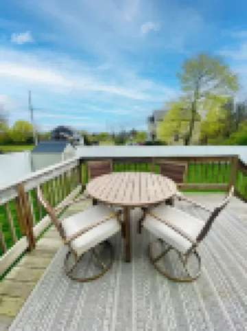 3 Miles to the Beach, 3 Miles to Downtown Newport!