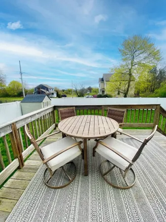 3 Miles to the Beach, 3 Miles to Downtown Newport! Отели в г. Мидлтаун