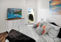 WaterfrontCondo!BridgesBay!AmazingViews!Pets!Pools!Fitness!Arcade!4kingbedrooms!