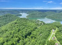 Beautiful rustic cabin with loft! Huge Kitchen! On Center Hill Lake!