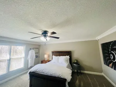 Cheerful Pet Friendly home. Large 3000sq ft home with Main floor master bedroom.