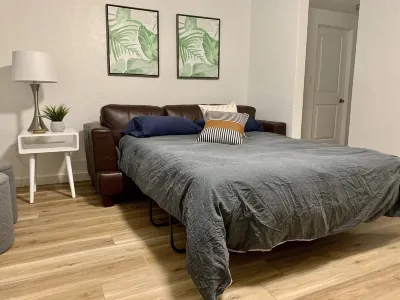 “The Sequel” - King bed - Renovated - near IMG Hotel dekat Manatee Technical College West Campus