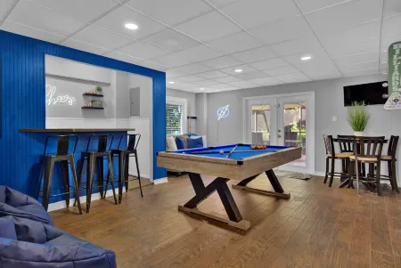 Luxurious & Cozy 6Bed Gem ~ Heated Pool ~Fire Pit ~ Bar & Game Room ~ Downtown