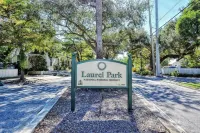 Tropical Heart Villa walking distance to Downtown and 5 min drive to Beach!