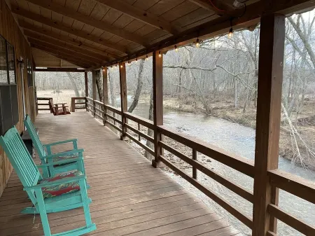 Creekside accommodations near Mt. View - Pet Friendly and a kids paradise