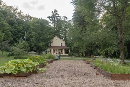 Sweetwater Farm with firepit and hiking trails!