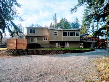 Mid-Century Modern House w/Tiki Room & Hot Tub