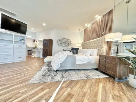 Lakefront Double Studio-Lake, Pool, Splash Pad, hot tub, fire pit, kayaks, etc!