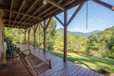 Peaceful Mtn cabin w/fast Wi-Fi & 5 min walk to River Отели в г. Эллиджей