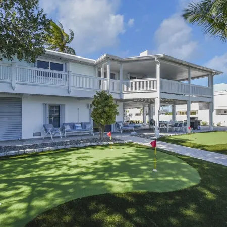 Waterfront Home, 200ft Dock, Gulf Access, Kayaks, Bicycles, Mini Golf, Game Room