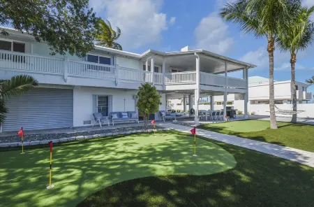 Waterfront Home, 200ft Dock, Gulf Access, Kayaks, Bicycles, Mini Golf, Game Room