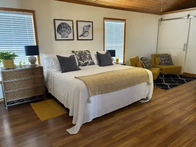 Waterfront retreat with boat dock & private ramp right off the river Hotel in zona Yulee Sugar Mill Ruins Historic State Park