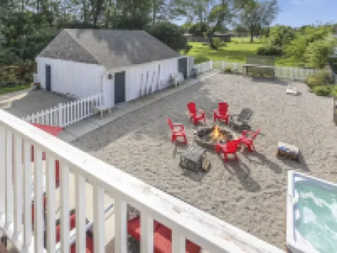 Hot Tub Relaxing Retreat. Large Group Gatherings! Business Travel. Hotel di Kenosha