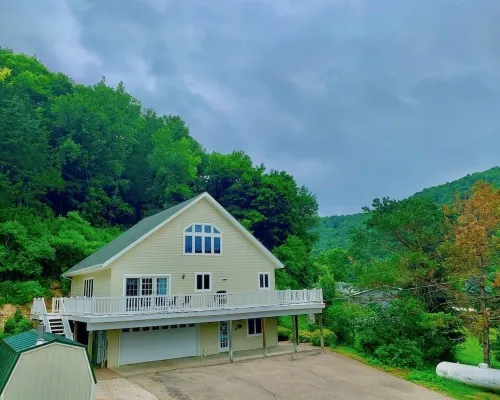 Scenic View Lodge- w/ Hot Tub & Pool Hotels in Allamakee County