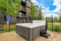 Remodeled Granby Ranch Condo - 20 Miles to Rmnp w/ Hot Tub & Firepit