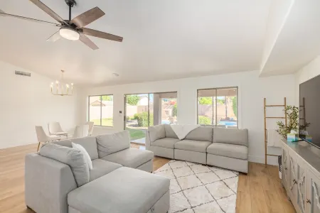 Renovated & Spacious 4Bed/3Bath Entertainers Home w/ HEATED Pool Отели рядом с достопримечательностью «Challenger Space Center»