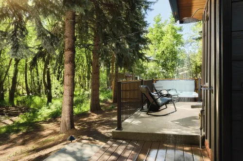 Riverside Oasis: Hot Tub, Fire Table & Scenic Cold Plunge