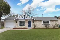 Cozy 3-bedroom home with AC and WiFi mins to Frost Bank CTR, Riverwalk, Alamo Hotels near Walmart Supercenter