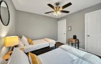The Waco Charmer: Close to all the attractions!