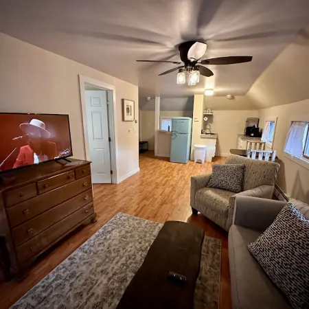 Cozy 1 king bed Apt Minutes to Okemo (Pet Friendly)