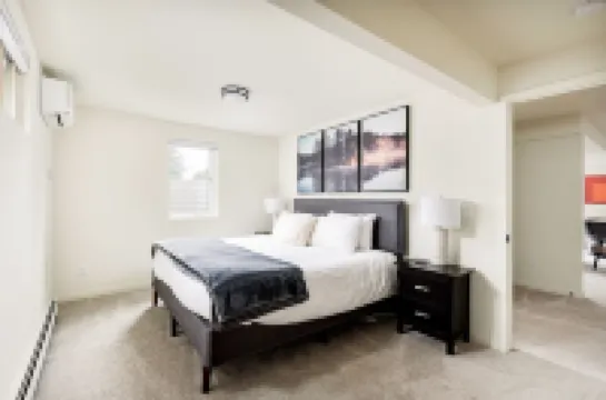 Luxury Home with 8 beds Hot Tub and an Awesome Deck!