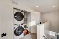 Sleeps 10, fast wi-fi, near Snowbasin - Beautiful, spacious, and charming!