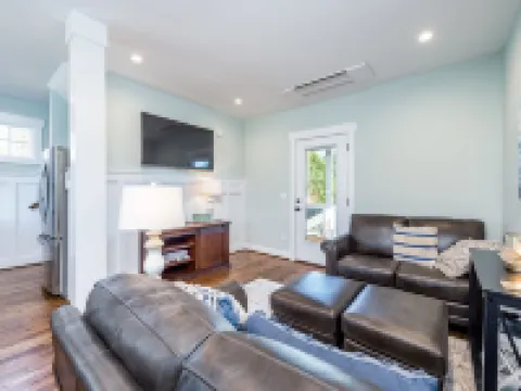 Guesthouse, Downtown Weaverville 2 Blocks from Main St. Hotels in Weaverville