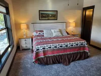 New 5 Bed 4 Bath Cabin, Fire Pit, Hot Tub, Arcade Games & All Paved Roads Hoteles en South Lawrence