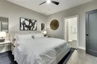 Steps from Downtown Omaha! Rooftop firepit & luxury accommodations - balcony